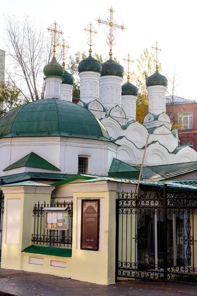 Moskou, Rusland - 19 oktober 2018: Kerk van Hemelvaart van de Heilige Maagd Maria in Putinki — Stockfoto