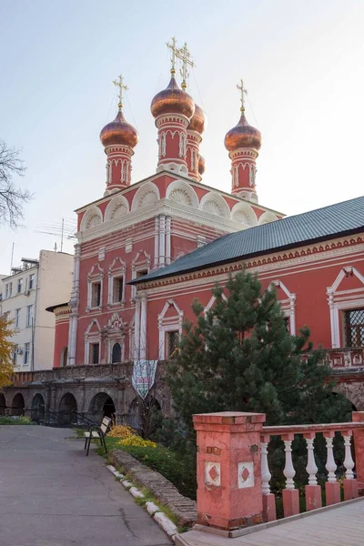 Sergievsky tempel, gewelfde galerij en broederlijke cellen. Klooster Vysoko-Petrovsky — Stockfoto