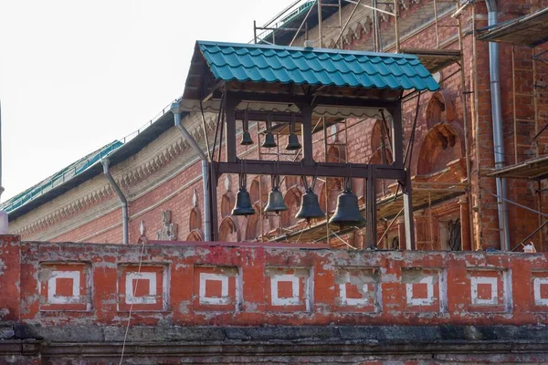 Small belfry at the transition between the arched gallery and fraternal cells. Vysoko-Petrovsky Monastery — Stock Photo, Image