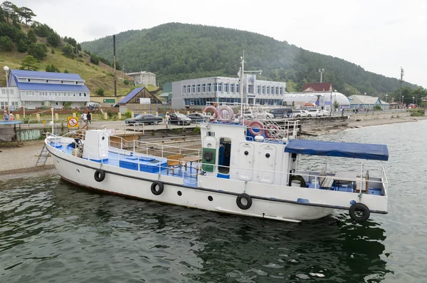 Nave en el muelle del pueblo de Listvyanka. lago Baikal — Foto de Stock