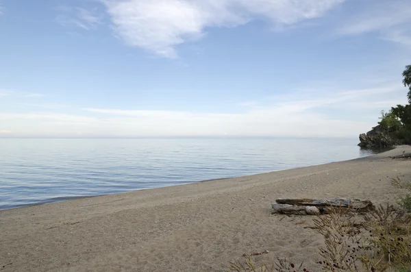 Sandstrand der Sukhaya (trockene) Bucht. Baikalsee — Stockfoto