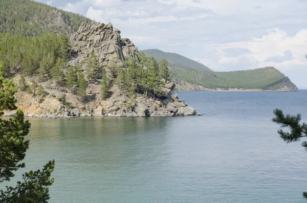 Steep rocky coast of Lake Baikal — Stock Photo, Image