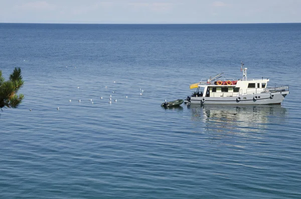 O barcă mică este pe Lacul Baikal — Fotografie, imagine de stoc