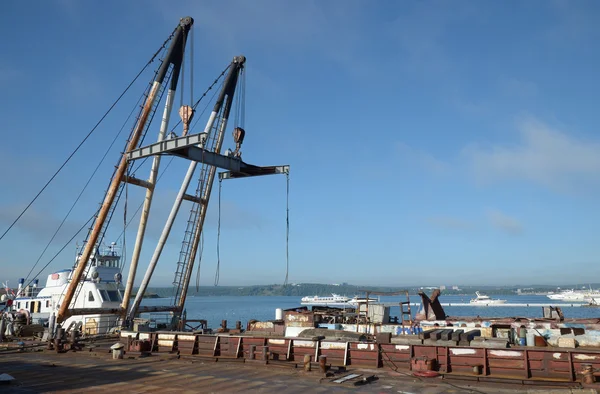 Dźwigi w zatoce port Chertugeevsky. Rzeka Angara zbiornik — Zdjęcie stockowe