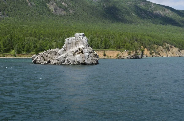 Karabatak ' taş rock Sandy Bay yakınındaki. Deniz Baykal — Stok fotoğraf