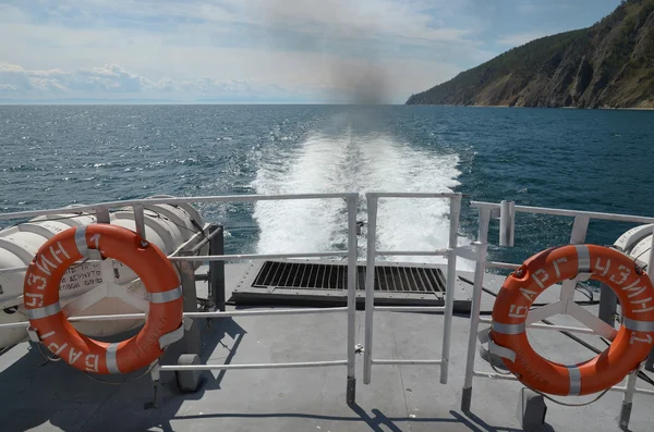 Boya salvavidas en la popa del barco Barguzine caminando sobre el lago Baikal — Foto de Stock