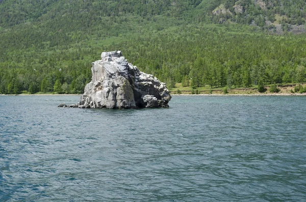 Kormorán ' kamenné skále poblíž Sandy Bay. jezero Bajkal — Stock fotografie