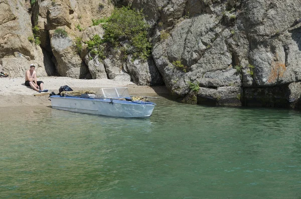 Barco a motor en la pequeña bahía de arena del lago Baikal —  Fotos de Stock