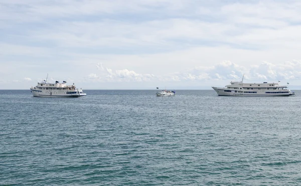 Nave de pasageri care călătoresc pe Lacul Baikal — Fotografie, imagine de stoc