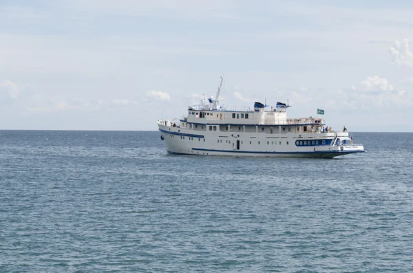 Navi passeggeri che viaggiano sul lago Baikal — Foto Stock