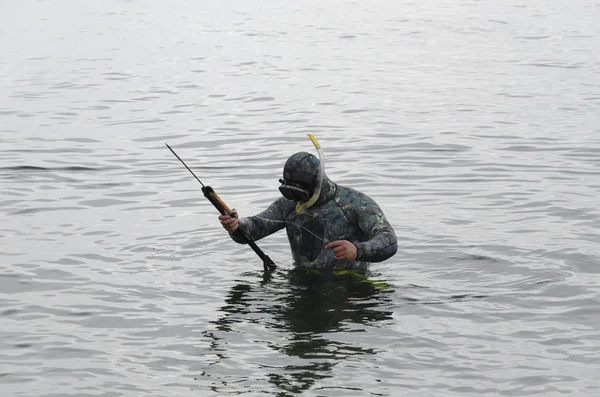 ダイバー バイカル湖にダイブする準備 — ストック写真