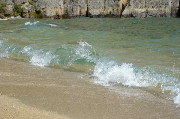 Baikal surf su una spiaggia di sabbia — Foto Stock