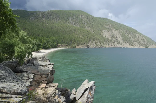 Jezero Bajkal. Smaragdové vody zátoky Sukhaya (suchý) — Stock fotografie