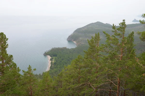 De schilderachtige kustlijn van de westkust van het Baikalmeer. Bovenaanzicht — Stockfoto