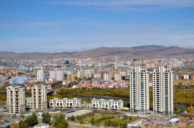 Ulaanbaatar şehrin varoşlarında görünümü karmaşık memorial yükseklikten
