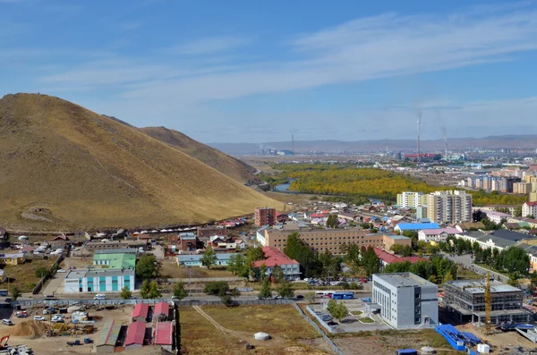 Blick auf ulaanbaatar von der Höhe der Gedenkstätte am Stadtrand — Stockfoto