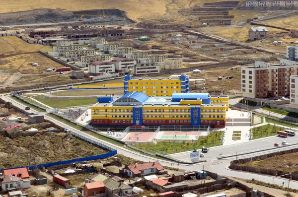 Prestigieuze school aan de rand van de stad in de buurt van de elite woonwijk. Ulaanbaatar, Mongolië — Stockfoto