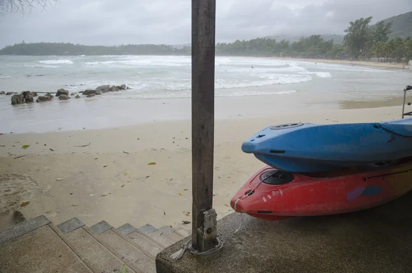 暴雨天气下的冲浪板和卡塔海滩, 泰国普吉岛 — 图库照片