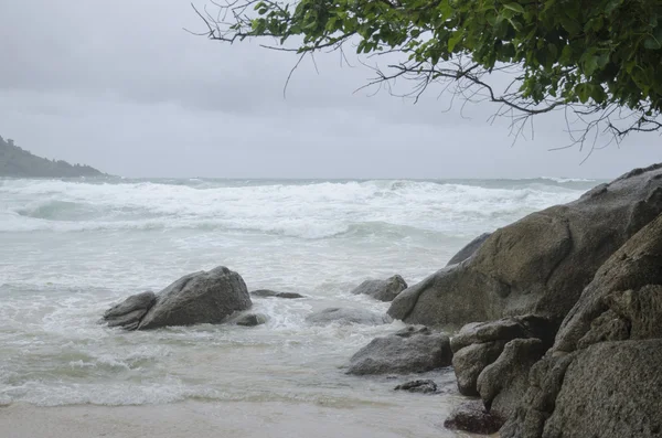 暴风雨的海面，在雨季，卡塔海滩，普吉岛，泰国 — 图库照片