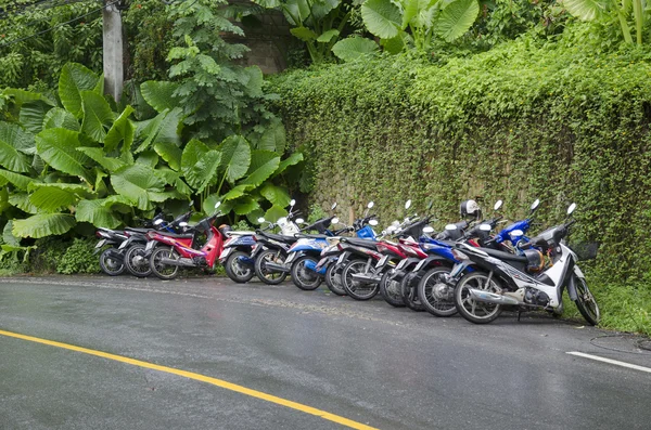 Motorfietsen staan in een rij op de boot van natte weg. Phuket, Thailand — Stockfoto