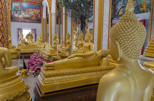 Статуя Будды у Великой Пагоды Чалонг (Phramahathatchedi-Jomthaibarameepragat). Пхукет, Таиланд — стоковое фото