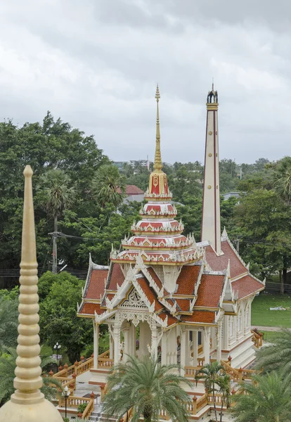 La vista desde la plataforma de observación de la Gran Pagoda. Complejo del Templo Chalong (Real). Phuket, Tailandia — Foto de Stock