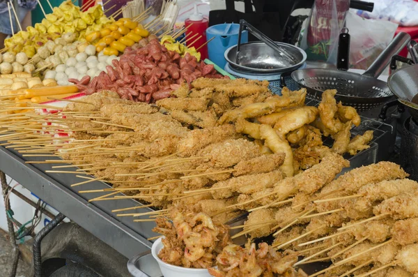 Brochetas fritas de carne y mariscos. Comida tailandesa — Foto de Stock