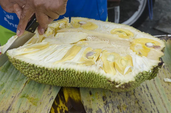 Cutting of durian (lat. Durio) on Old Phuket market — Stock Photo, Image