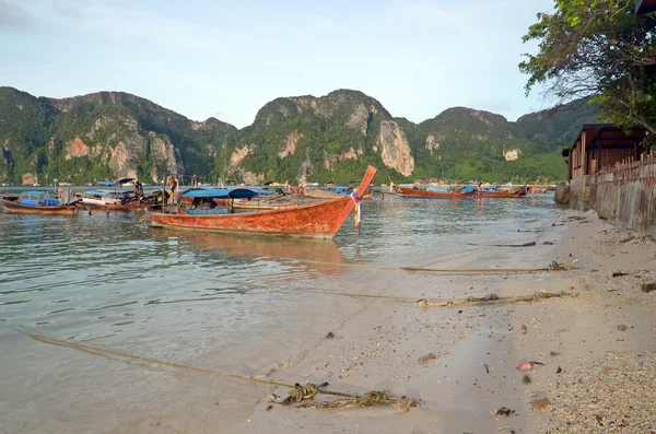 Barcos de cauda longa tailandeses na costa da ilha Phi-Phi — Fotografia de Stock