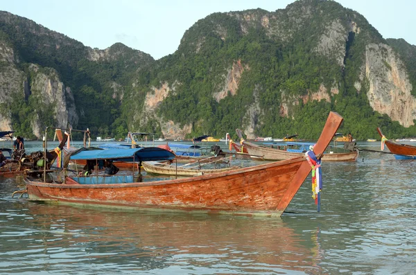 Barcos de cauda longa tailandeses na costa da ilha Phi-Phi — Fotografia de Stock