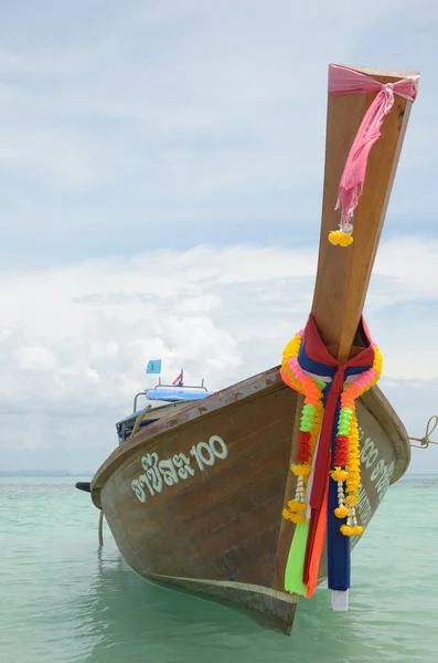 Thailändisches Langschwanzboot auf dem azurblauen Wasser — Stockfoto