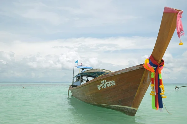 Tailandês longtail barco na água azul — Fotografia de Stock