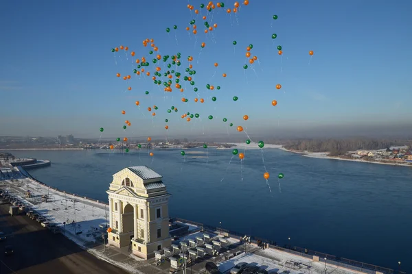 Μπαλόνια στο παρασκήνιο από τις πύλες της Μόσχας στην ηλιόλουστη χειμερινή ημέρα. Ιρκούτσκ — Φωτογραφία Αρχείου
