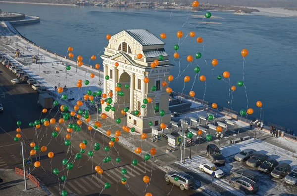 Balloons on the background of the Moscow Gates in the sunny winter day. Irkutsk — Stock Photo, Image