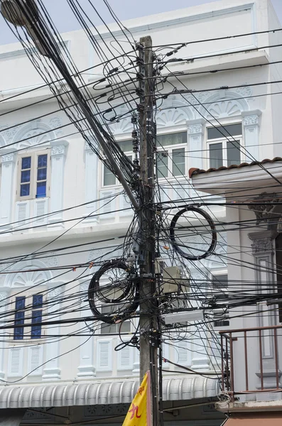 普吉岛城，Th-9 月，18 2014:A 柱有很多在泰国普吉岛小镇的街道上的电线 — 图库照片