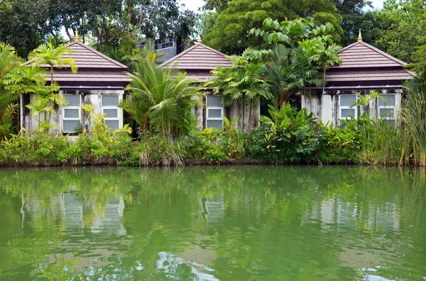 房子，埋在池塘里，岸上的翠绿， — 图库照片