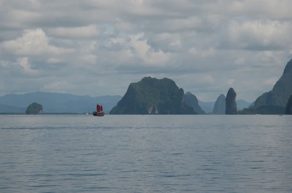 Falésias calcárias em Phang Nga Bay, Andaman Sea, Tailândia — Fotografia de Stock