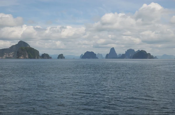 Falésias calcárias em Phang Nga Bay, Andaman Sea, Tailândia — Fotografia de Stock