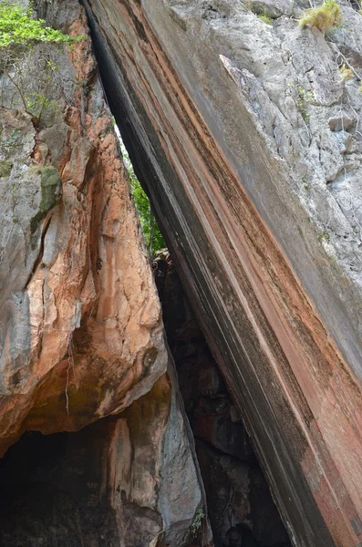 Fente raide et lisse sur l'île de Phing Kan. Phang Nga Bay, Thaïlande — Photo