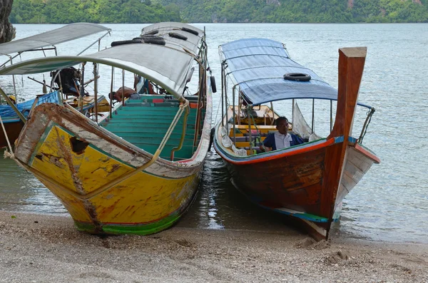 Phing Kan Island, TH-Sept, 20 2014: Dois barcos nacionais tailandeses de madeira em Phang Nga Bay, Tailândia — Fotografia de Stock