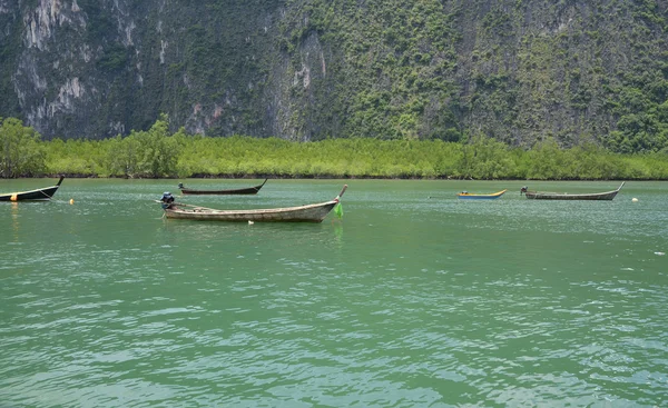 Wooden Thai national boat on the background of the mangroves. Thailand, Andaman Sea — Stock Photo, Image