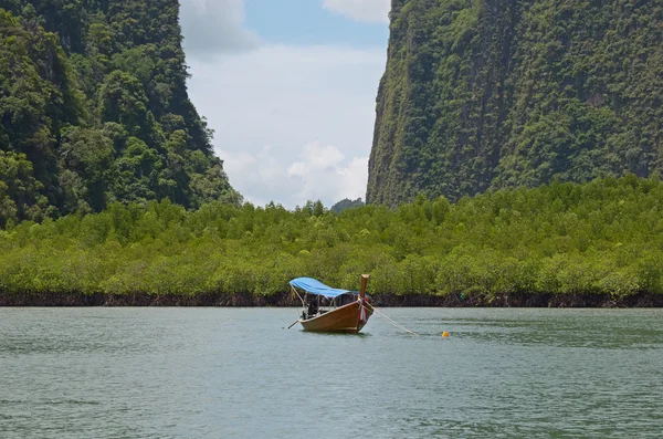 Barco nacional tailandês de madeira no fundo dos manguezais. Tailândia, Mar de Andamão — Fotografia de Stock