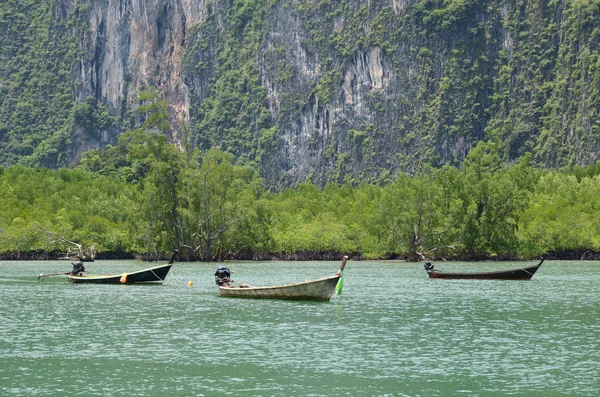 Wooden Thai national boat on the background of the mangroves. Thailand, Andaman Sea — Stock Photo, Image