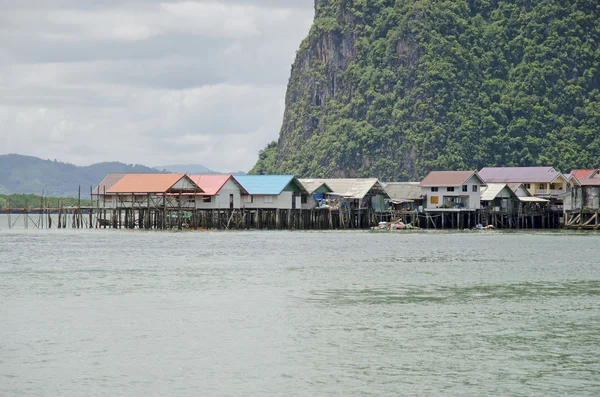 Den flytende landsbyen med sjøsigøynere Koh Panyee i Andamanhavet, Thailand – stockfoto