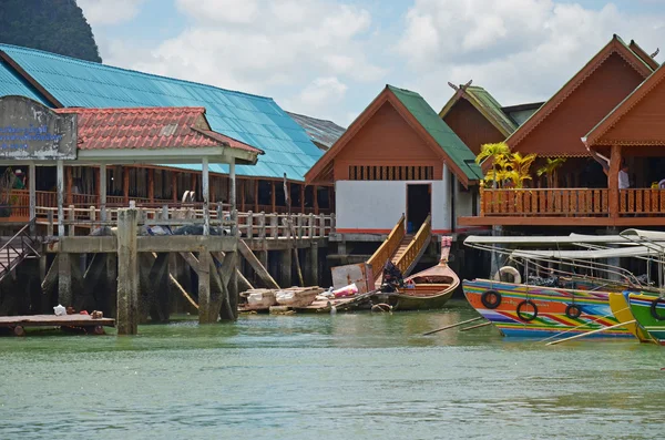 Habitação em pilhas. Sea Gypsy Village Koh Panyee no Mar de Andaman, Tailândia — Fotografia de Stock