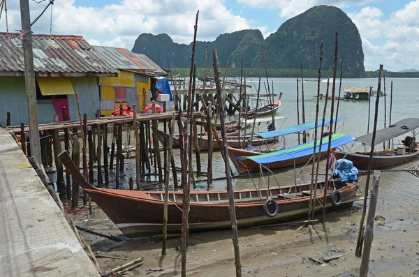 Habitação em pilhas. Sea Gypsy Village Koh Panyee no Mar de Andaman, Tailândia — Fotografia de Stock