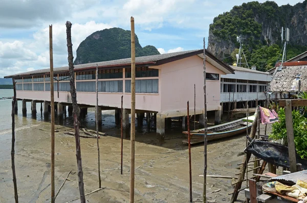 Escola sobre palafitas em Koh Panyee Floating Village no Mar de Andaman, Tailândia — Fotografia de Stock