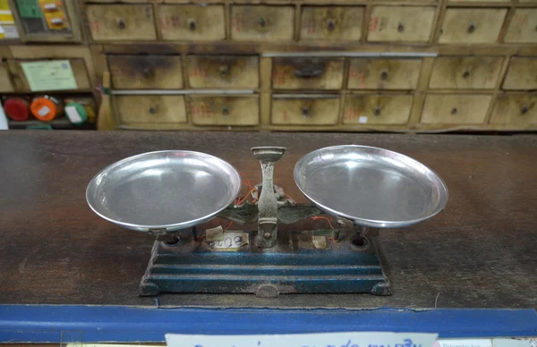 Phuket,TH-Sept,22 2014:Scales on the counter in The Oldest Herbs Shop. Phuket town, Thailand — Stock Photo, Image