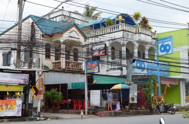 Kata Beach, Phuket-Eylül, 26 2014: Phuket, Tayland, Thailand, sokaklarında tipik konut ev