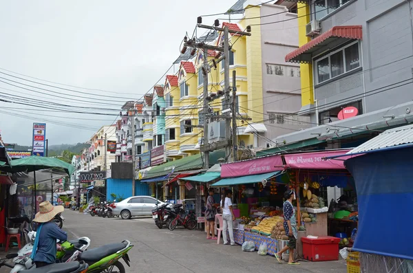 Phuket, Tailandia-Sept, 24 2014: Calle de Caron - el segundo centro de vacaciones más grande en Phuket, TH — Foto de Stock